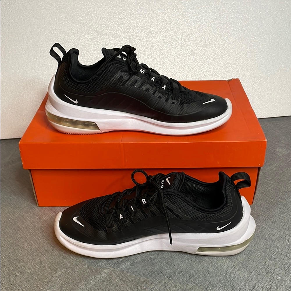 Nike Air Max Axis Sneakers Women’s 7.5 Black White Comfort Athletic Shoes Clean